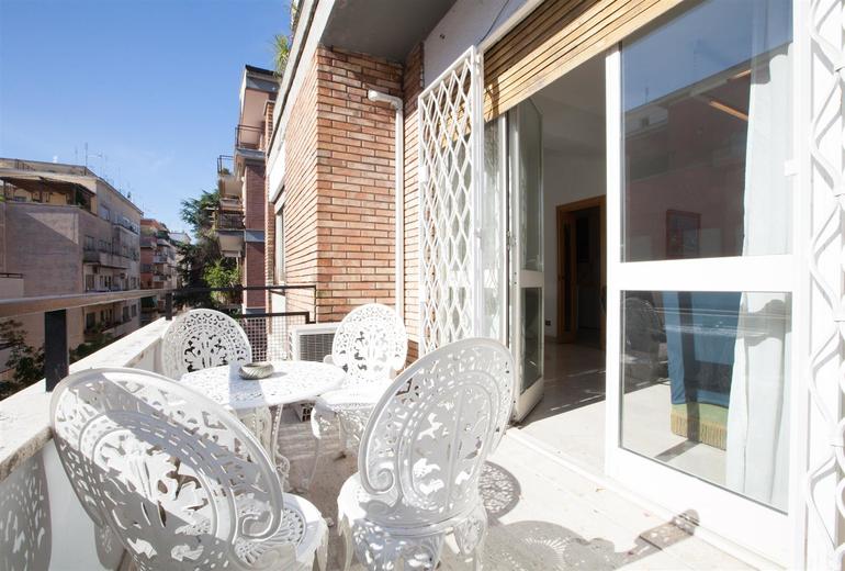 IDEAL APARTMENT IN ROME (8 GUESTS)