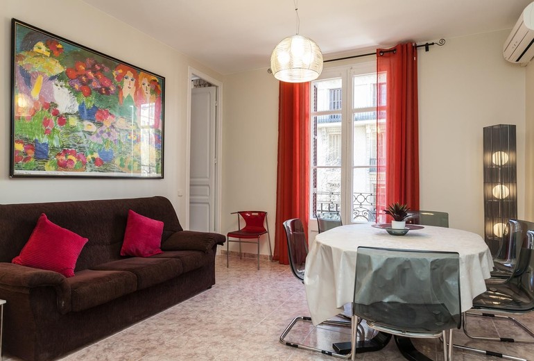 SINGULAR APARTMENT IN BARCELONA (8 GUESTS)