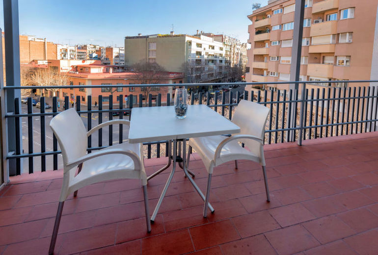 ATTRACTIVE APARTMENT IN BARCELONA (6 GUESTS)