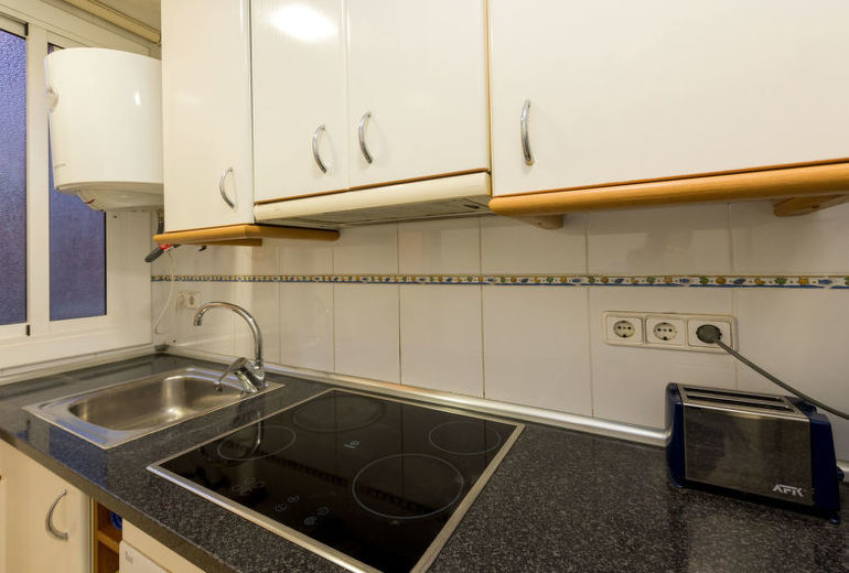 COSY APARTMENT IN BARCELONA (4 GUESTS)