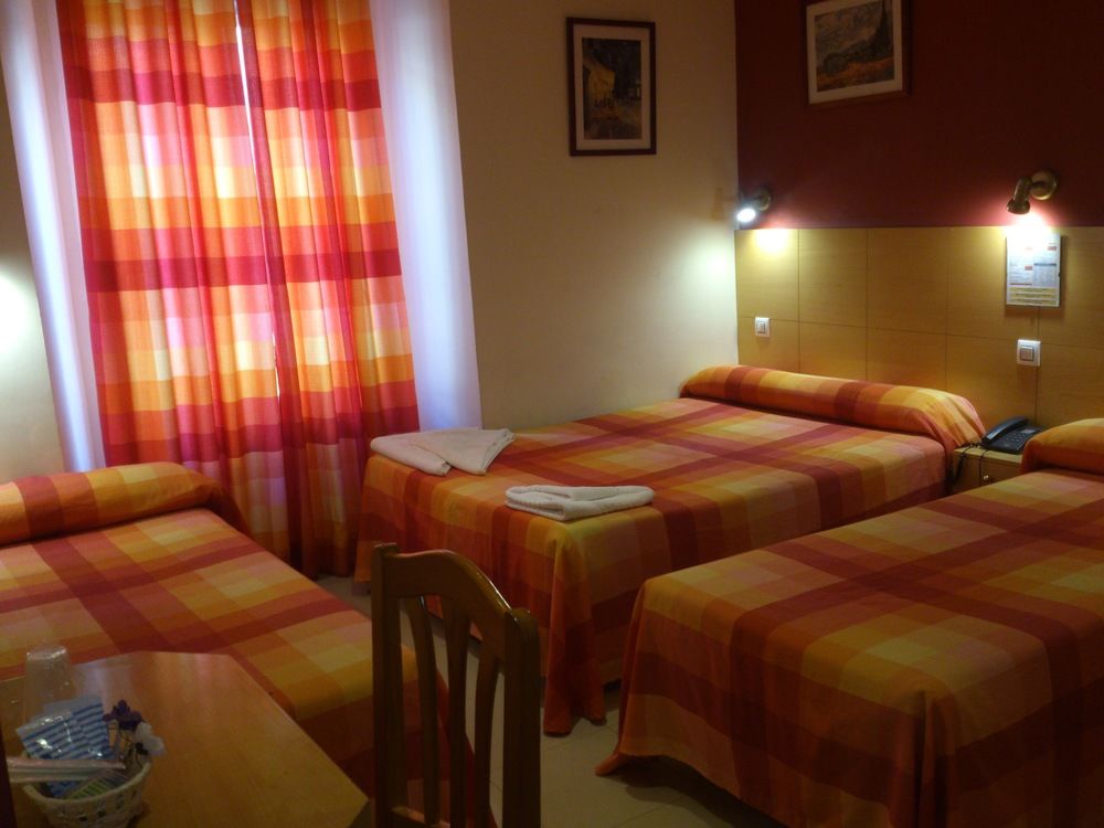 HOSTAL INTER PLAZA MAYOR - Hotel cerca del Artecine XXI