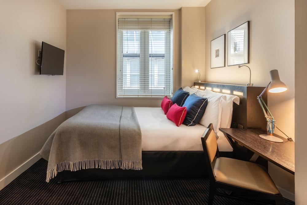 room photo