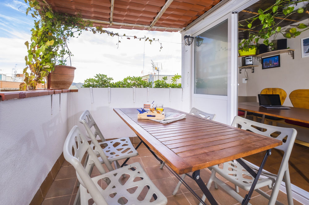 Atico con terraza y Barbacoa, junto linea Metro de BCN