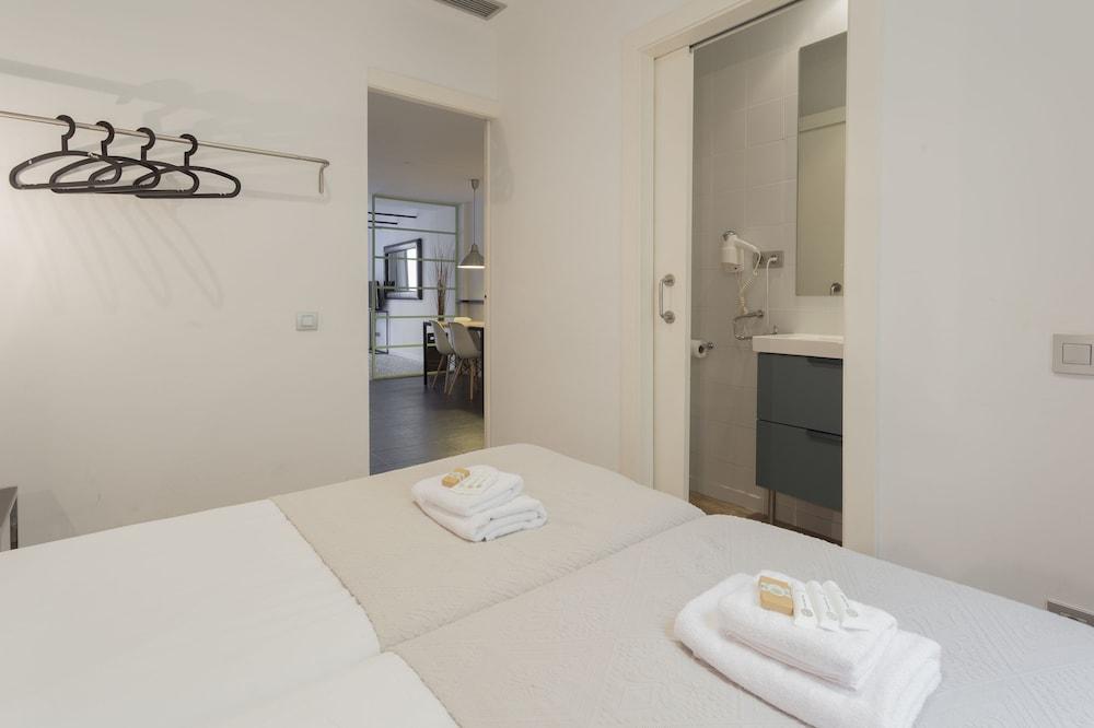 SHORT STAY GROUP LICEU SERVICED APARTMENTS