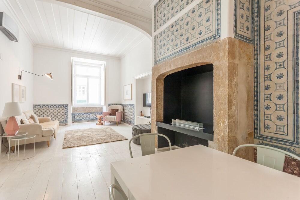 BAIXA TILE BLUE TWO-BEDROOM APARTMENT - BY LU HOLIDAYS