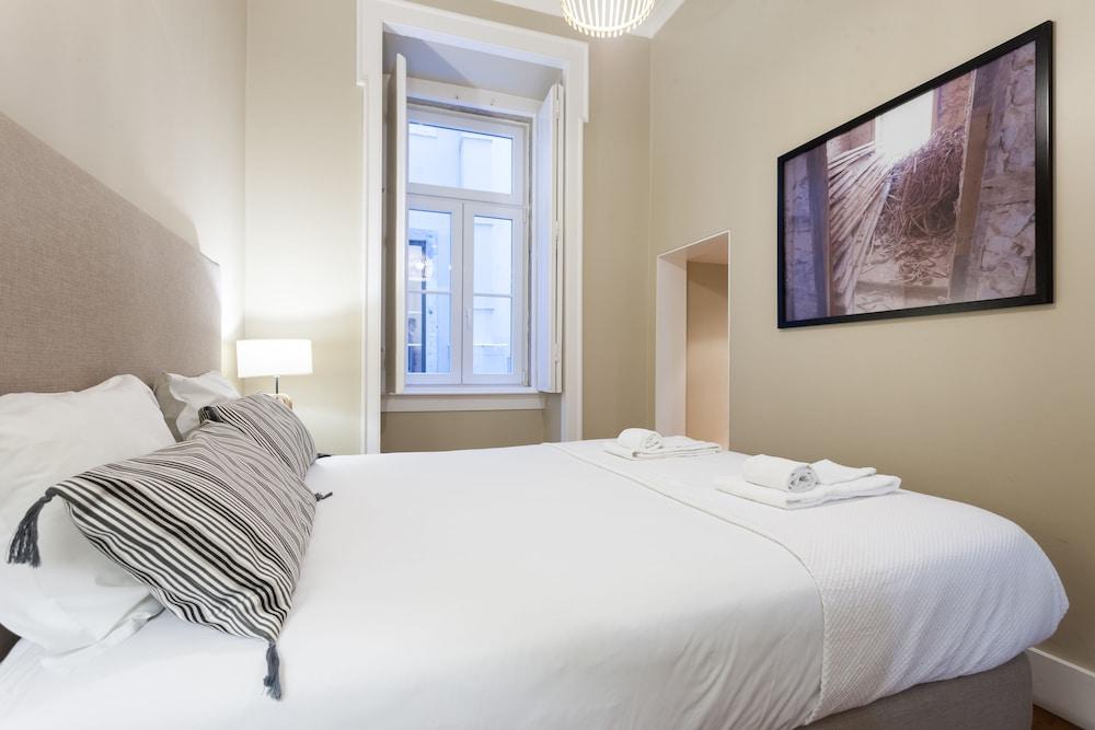 BAIXA VINTAGE THREE-BEDROOM APARTMENT - BY LU HOLIDAYS