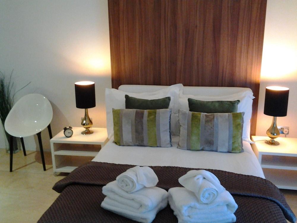 room photo