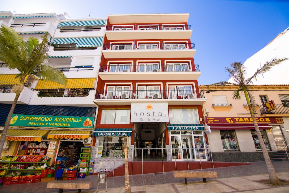 HOSTAL SOL Y MIEL - Hotel cerca del Selwo Marina Benalmádena