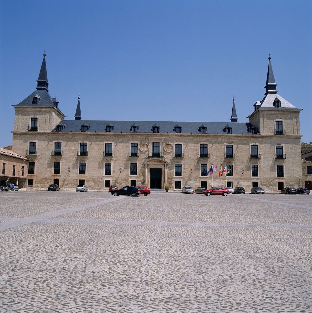 PARADOR DE LERMA - Hotel cerca del Valdorros Golf Club - El Enebral