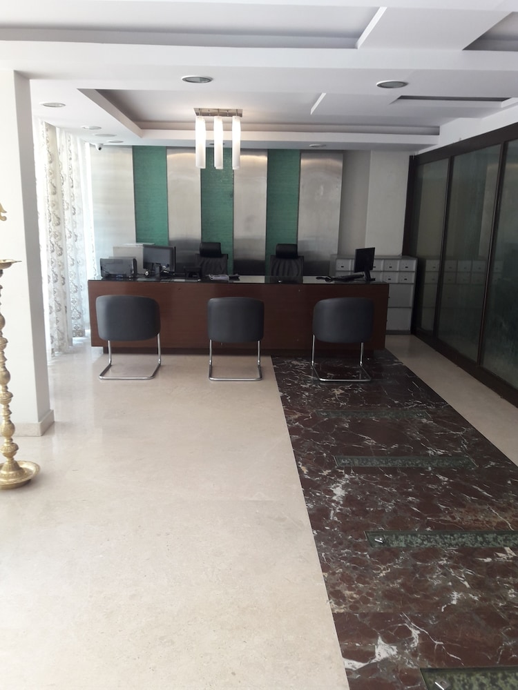 OYO 17123 Hotel Sandesh Kingston