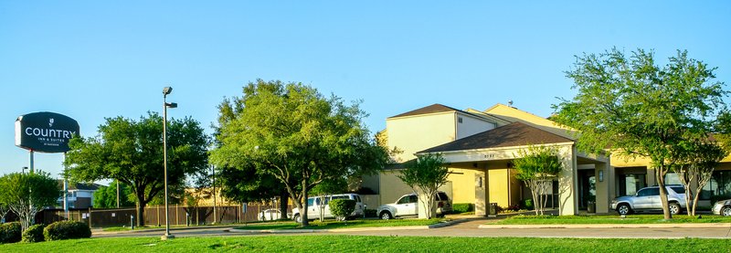 Super 8 by Wyndham Dallas Love Field Airport