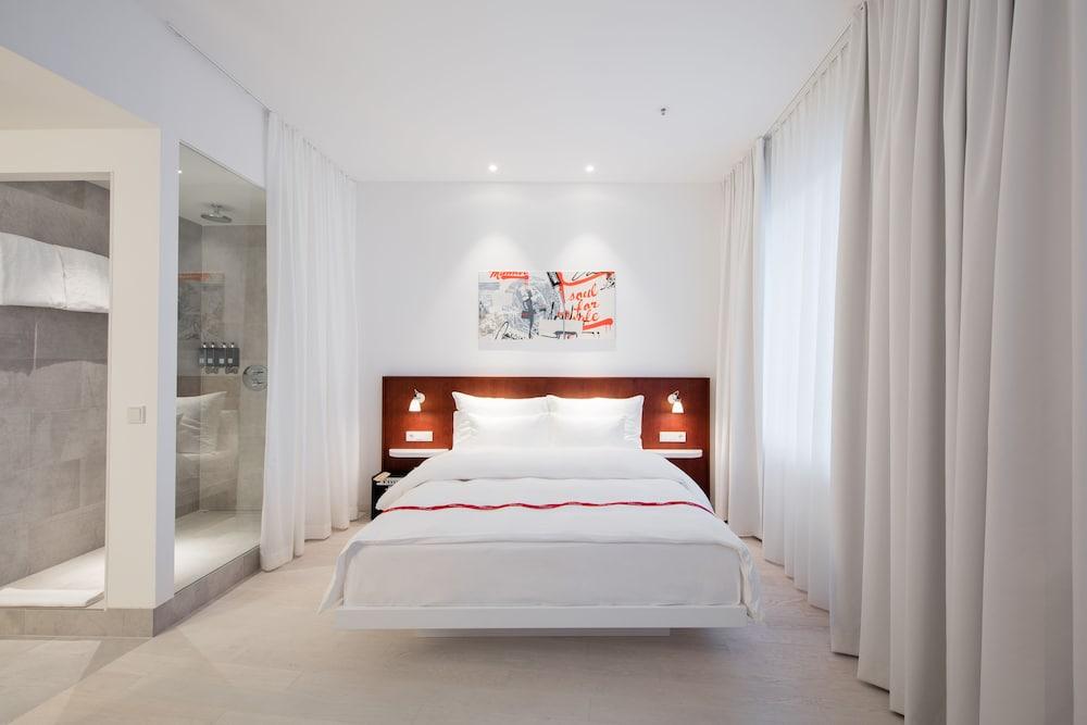 room photo