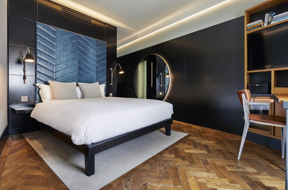 room photo
