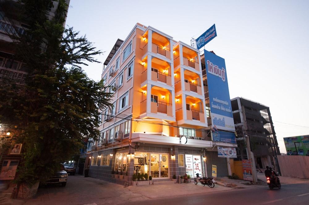 Hoppers Place Donmuang Hostel