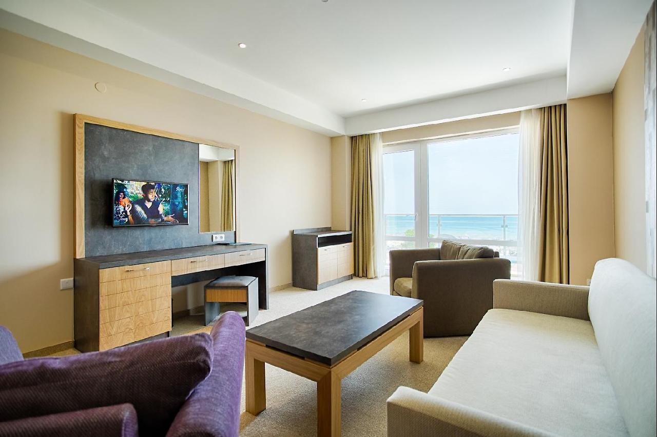 DIT EVRIKA BEACH CLUB