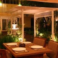 FEUNG NAKORN BALCONY ROOMS AND CAFE
