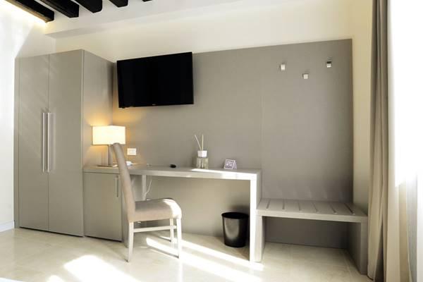Leone Hotel