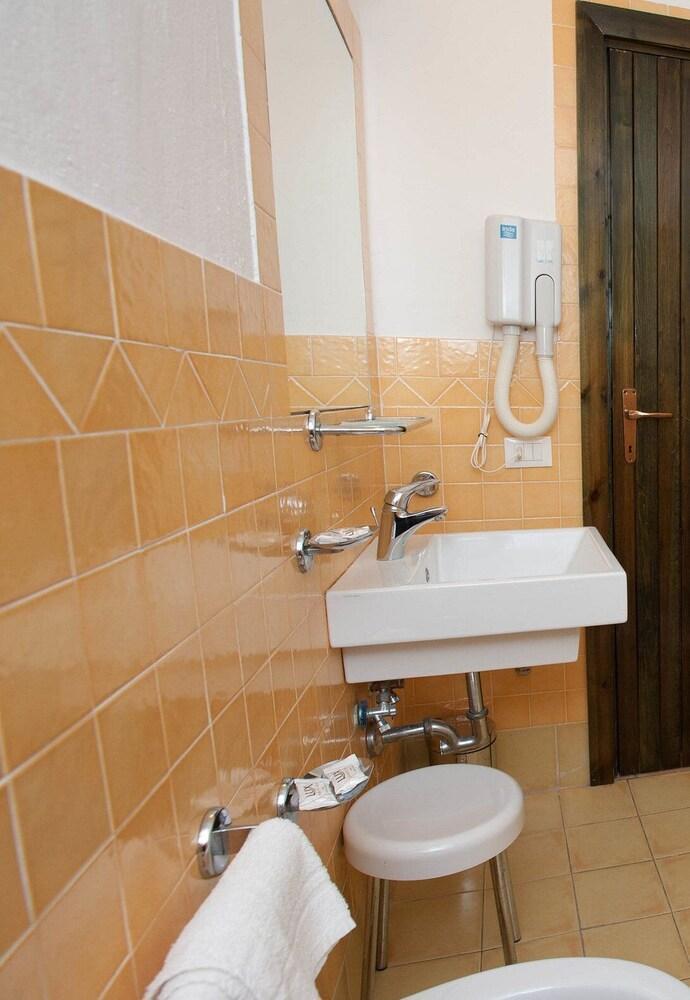 http://www.hotelresb2b.com/images/hoteles/2536113_foto_28.jpg