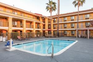 COMFORT INN & SUITES NEAR FOLSOM LAKE