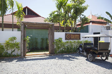 THE MOON BOUTIQUE