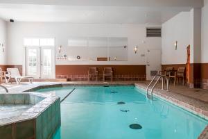 COMFORT INN & SUITES