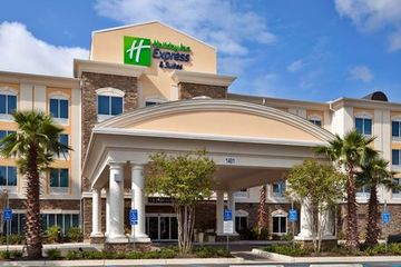 Hotel HOLIDAY INN EXPRESS  AND  SUITES M