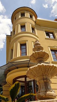 GOLD HOTEL WINE & DINE