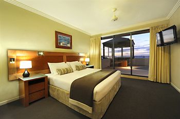 PINNACLES RESORT