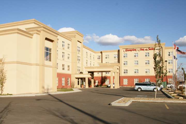 HAMPTON INN & SUITES BY HILTON