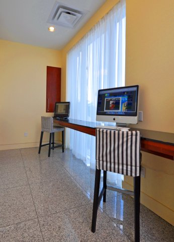 HOLIDAY INN EXPRESS AND SUITES MONTREAL AIRPORT