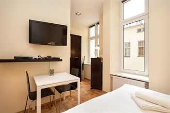 VENETIAN HOUSE COURTYARD APARTMENTS