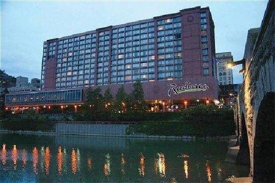 RADISSON HOTEL RIVERSIDE