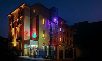 PREMIUM AMPHITRYON HOTEL