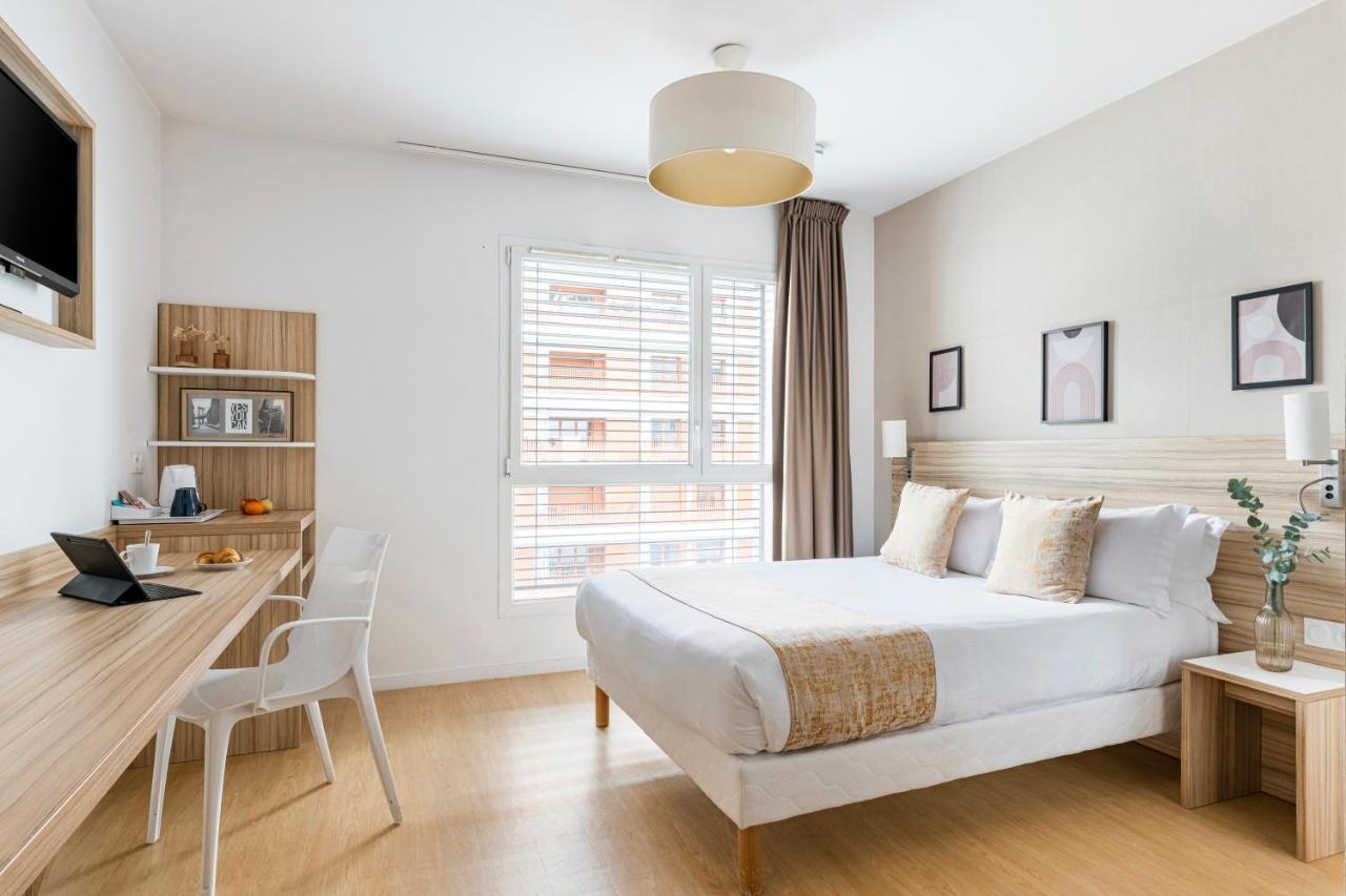 Q7 LODGE LYON 7