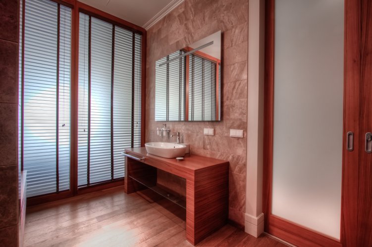 PLUS 1 HOTEL