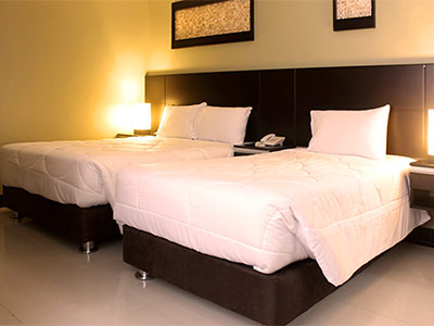 LAURENTS DELUXE HOTEL