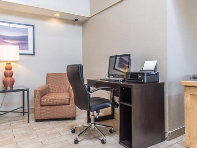 Trovalia Comfort Inn Hwy 401