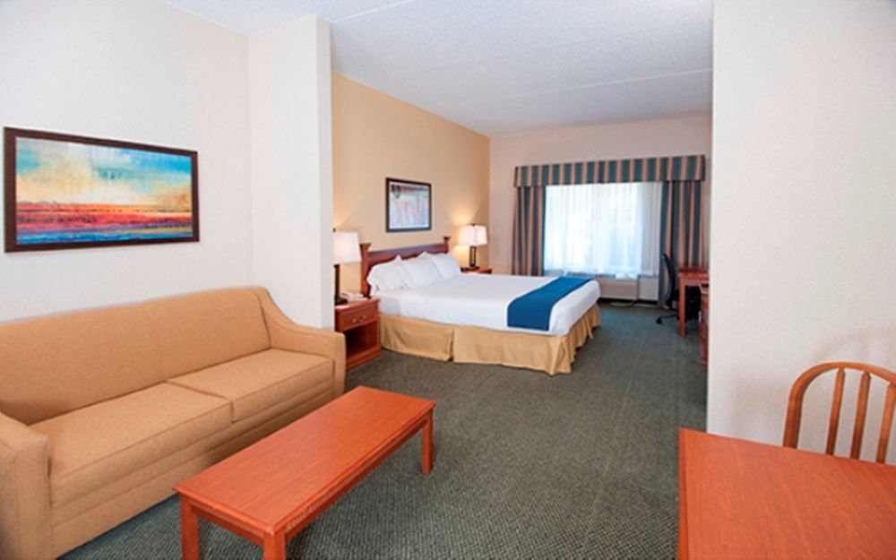 HOLIDAY INN EXPRESS HOTEL & SUITES FINDLEY LAKE (I-86 EXIT 4)