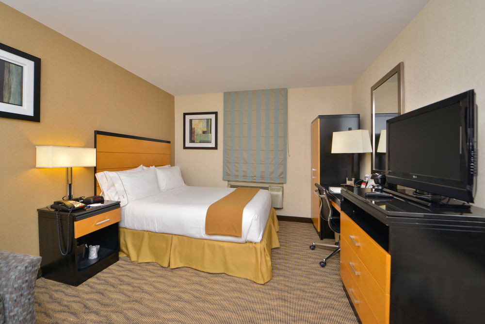 HOLIDAY INN EXPRESS KENNEDY AIRPORT