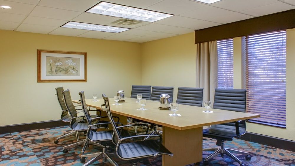 CLUB HOTEL NASHVILLE INN & SUITES