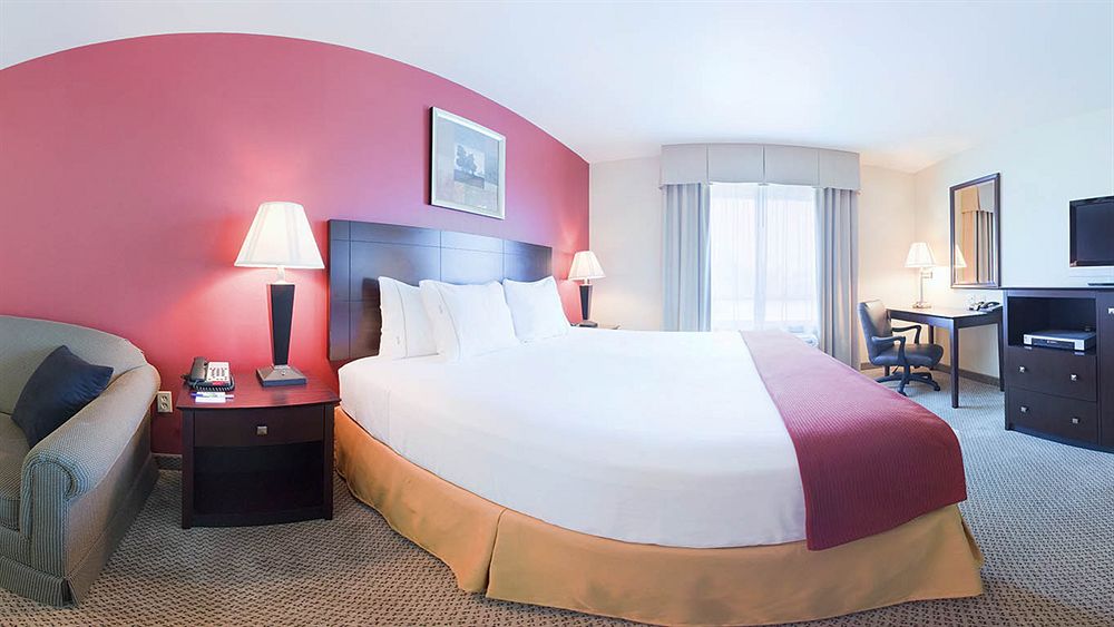 HOLIDAY INN EXPRESS HOTEL & SUITES HOLLYWOOD WALK OF FAME