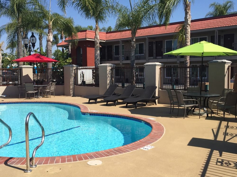 DAYS INN & SUITES ANAHEIM AT DISNEYLAND PARK
