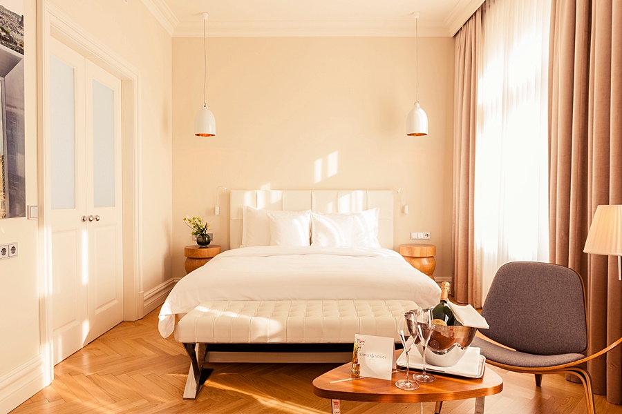 room photo