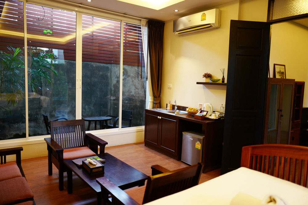 FEUNG NAKORN BALCONY ROOMS & CAFE