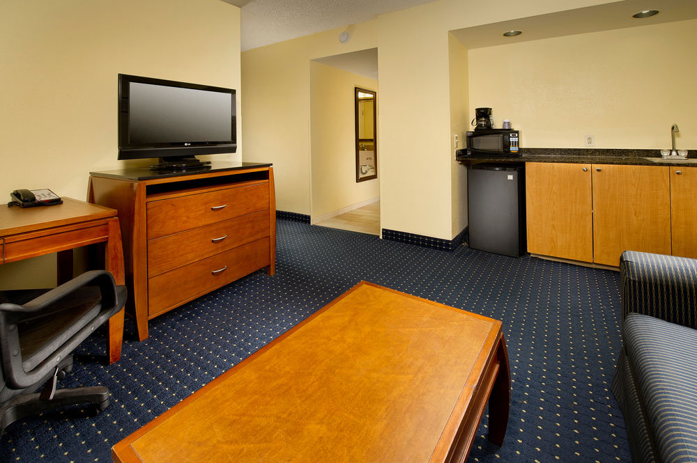 HOLIDAY INN EXPRESS MIAMI AIRPORT DORAL AREA