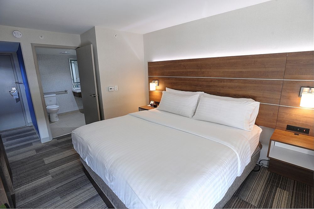 HOLIDAY INN EXPRESS & SUITES TORONTO AIRPORT WEST