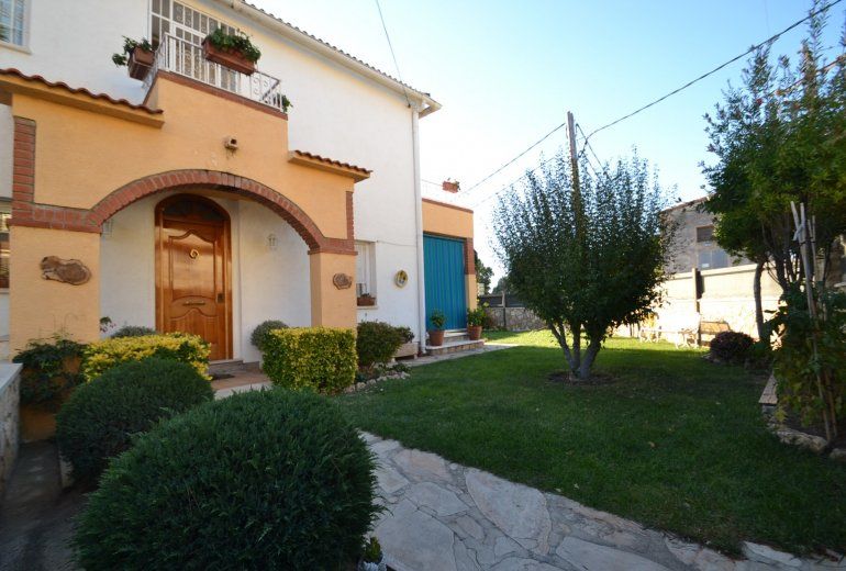 WONDERFUL CHALET LOCATED IN CAMBRILS FOR 8 PEOPLE.