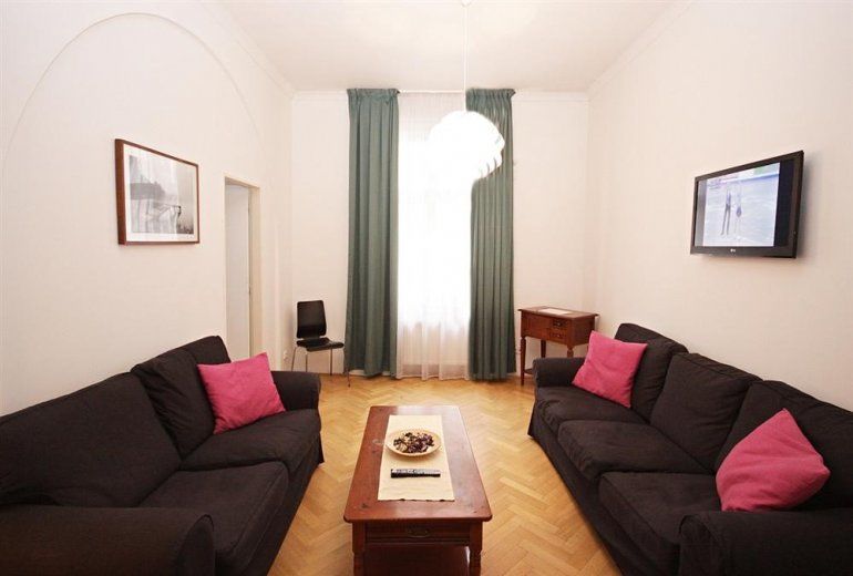 CHARMING APARTMENT IN PRAGUE (8 GUESTS)
