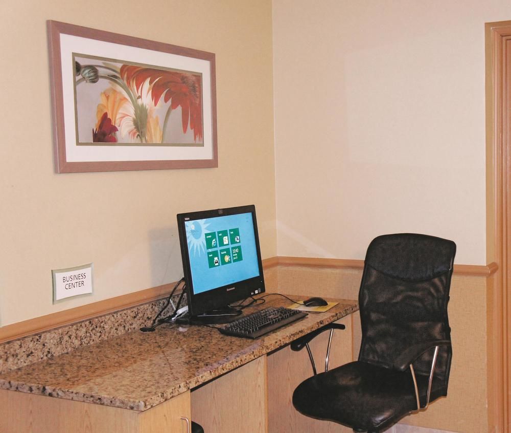 La Quinta Inn & Suites by Wyndham Houston Bush IAH South