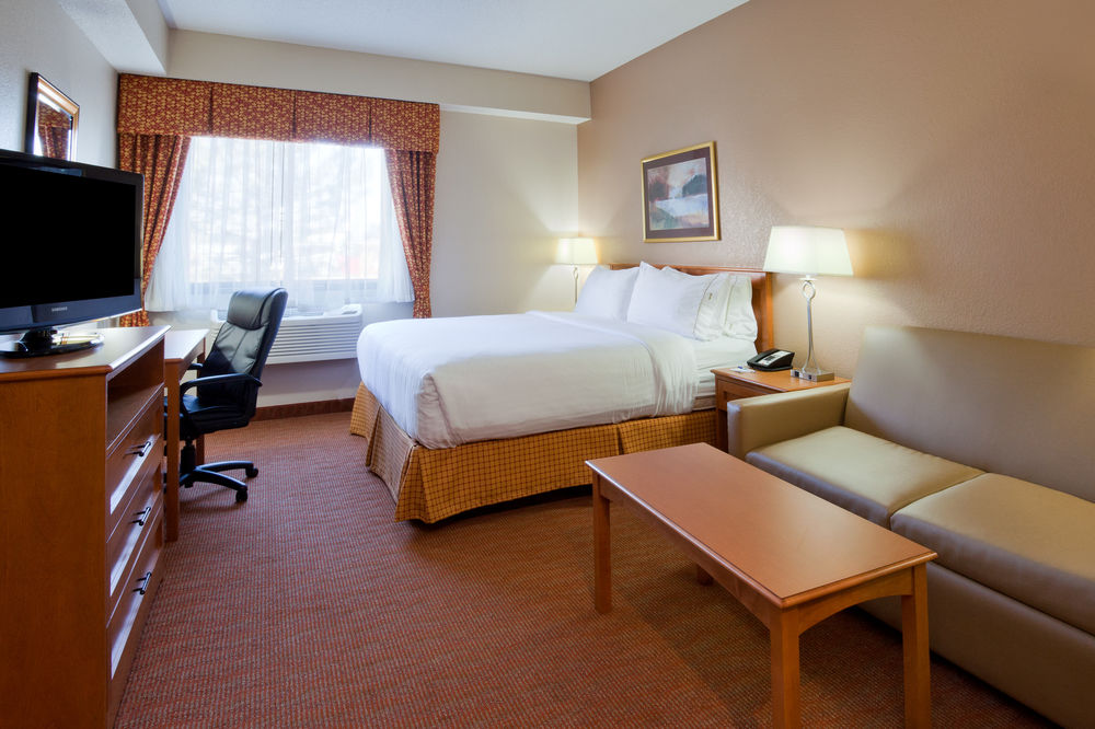 HOLIDAY INN EXPRESS HOTEL AND SUITES WORTHINGTON